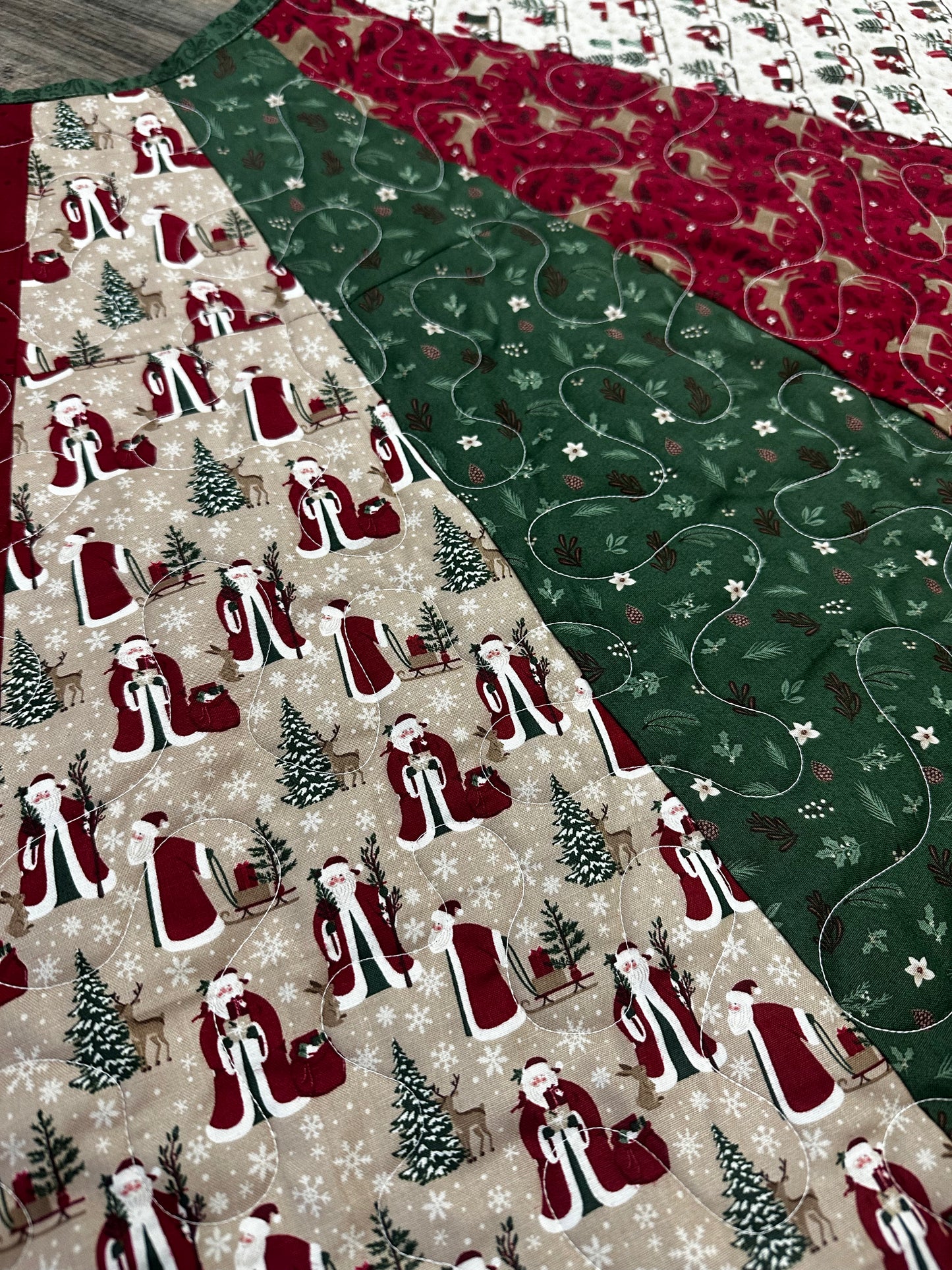 Handmade Quilted Dresden Christmas Tree Skirt - (56 inch)- Vintage Christmas Time