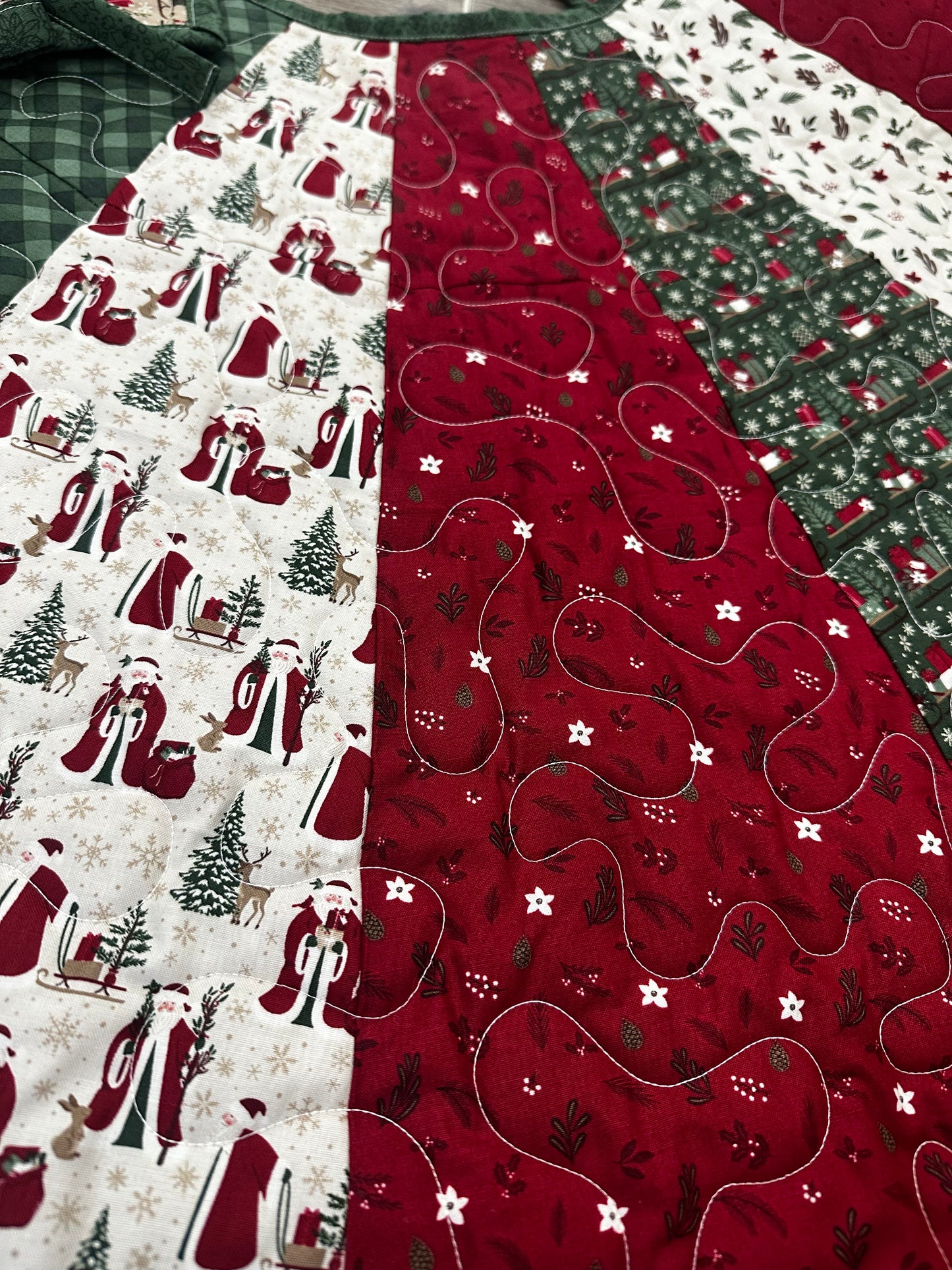 Handmade Quilted Dresden Christmas Tree Skirt - (56 inch)- Vintage Christmas Time